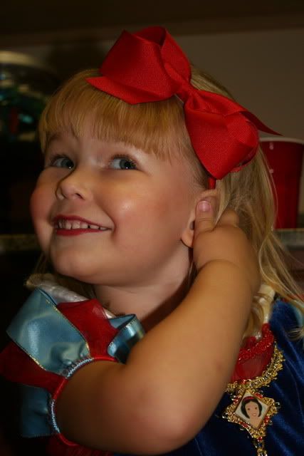 IMAGE: http://i415.photobucket.com/albums/pp231/hillhey/Halloween%2009/IMG_6159.jpg