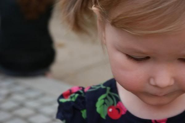 IMAGE: http://i415.photobucket.com/albums/pp231/hillhey/Katelyn%20in%20the%20park%20Oct%202008/l_4b85c7981bec4ec892a160c707bc1a6e.jpg