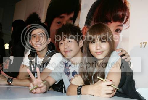 4:&nbsp;&nbsp;修杰楷,张栋梁及suki为粉丝在《女王不下班》dvd上